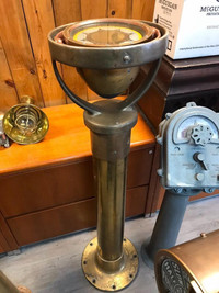 Boussole antique de bateau (compass pedestral) en brass