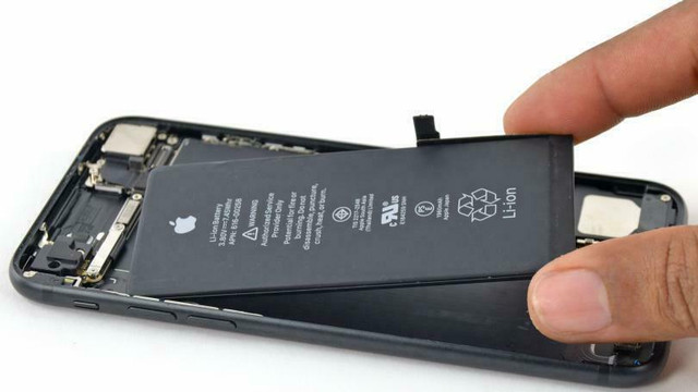 Apple iPhone Screen , Battery Repairs &amp; Mac Repairs in Cell Phone Services in Hamilton - Image 2