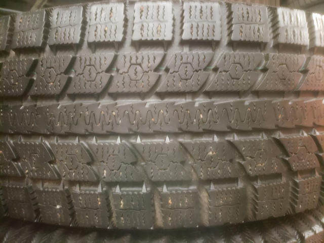 (ZH593) 2 Pneus Hiver - 2 Winter Tires 255-70-18 Toyo 7/32 in Tires & Rims in Greater Montréal - Image 2