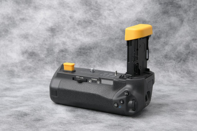 Canon BG-E22- Battery Grip (For Canon EOS R)-Used (ID:179) in Cameras & Camcorders - Image 3