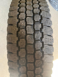 4 pneus dhiver LT225/75R16 115/112Q Bridgestone Blizzak W965 27.0% dusure, mesure 13-13-12-12/32