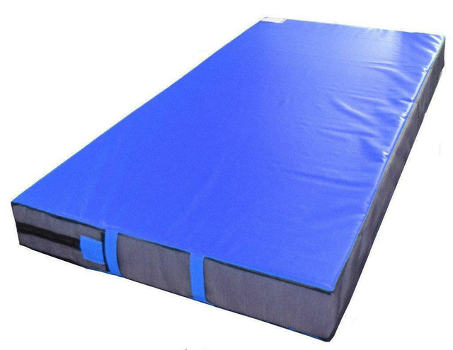 Landing and folding crash mats for gymnastics and climbing in Other in Ontario