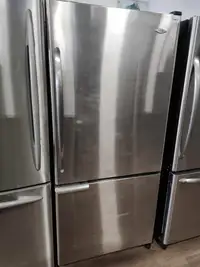 Réfrigérateur propre usagé reconditionné avec congélateur en bas disponible ! Taxes incluses et 1an garanti