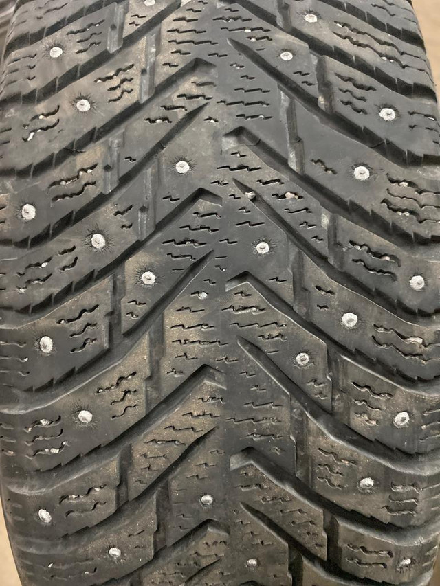 4 pneus dhiver P195/65R15 95T Nokian Hakkapeliitta 8 54.0% dusure, mesure 6-6-6-6/32 in Tires & Rims in Québec City