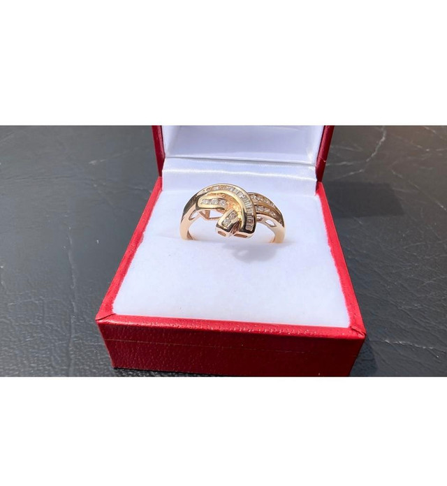 #481 - 10kt Yellow Gold, Diamond Baguette Twist Band Ring, Size 8 1/2 dans Bijoux et montres  à Ville de Montréal - Image 4