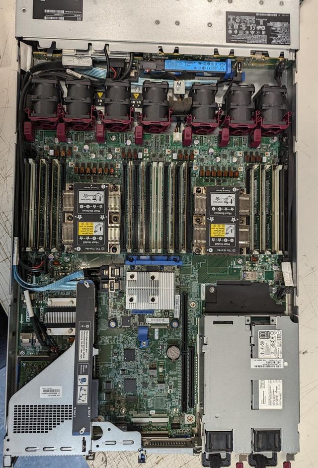 Server   HPE DL360 G10, 2 x Xeon Gold 6130, 128GB RAM, 3x 150GB 2.5 SATA SSD, RAID Controller included , No OS, in Servers in Québec - Image 3