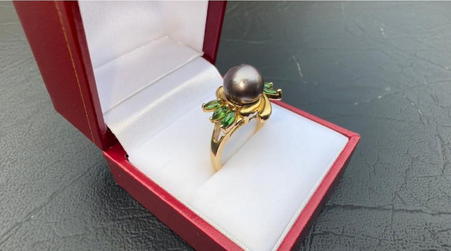 #374 - 14k Yellow Gold, Black Akoya Pearl &amp; Emerald Ring, Size 7 3/4 in Jewellery & Watches - Image 3