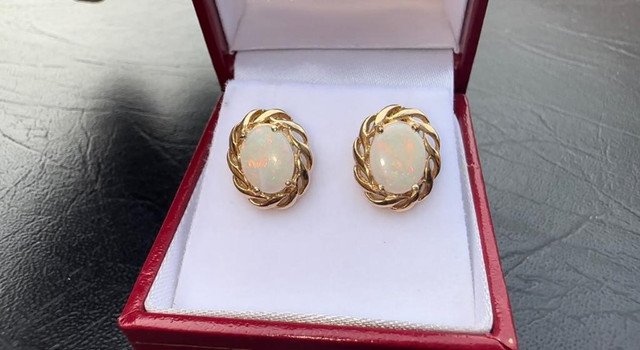 #382 - 14KT Yellow Gold, Pushback Opal Earrings dans Bijoux et montres - Image 3