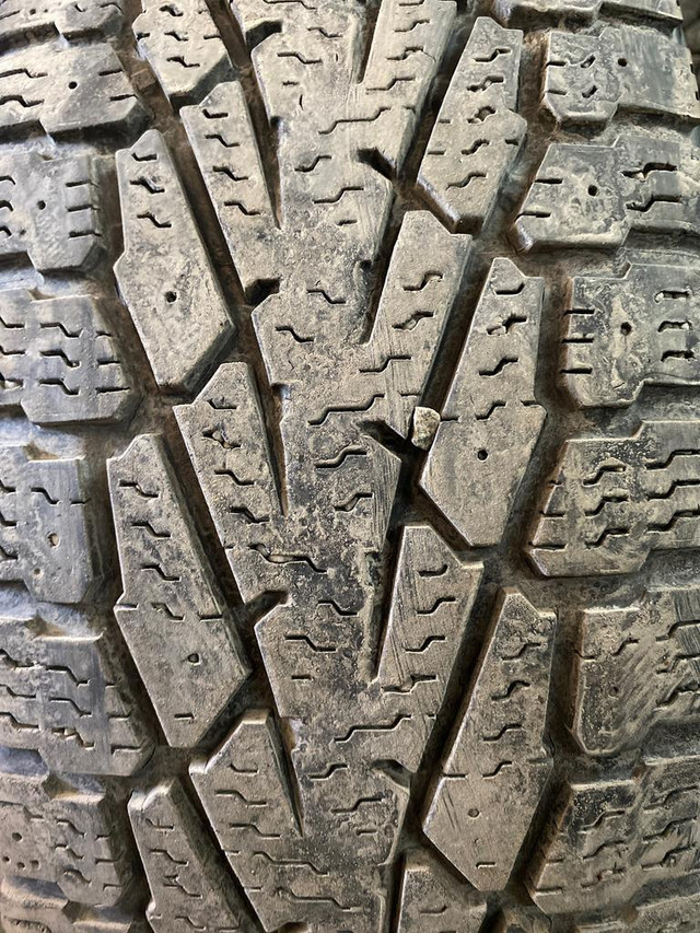 4 pneus dhiver LT245/70R17 119/116Q Nokian Hakkapeliitta LT 2 46.5% dusure, mesure 9-8-8-9/32 in Tires & Rims in Québec City - Image 3