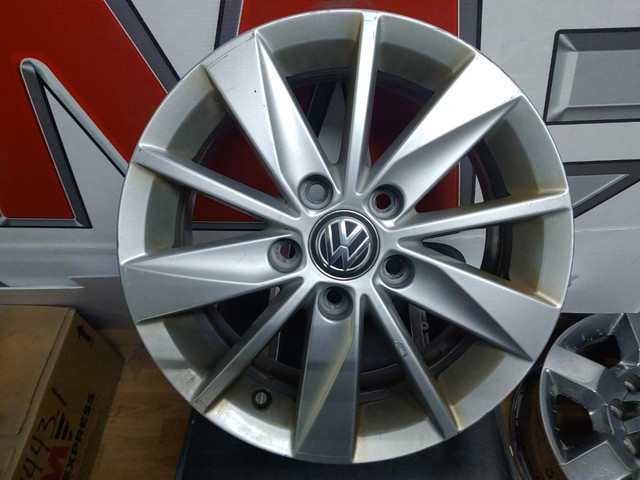 Roues (Jantes, Mags) d'origine Volks Golf 15 x 6, 2015-20 (Jeu de 4). Usagées de bonne qualité. in Tires & Rims - Image 2