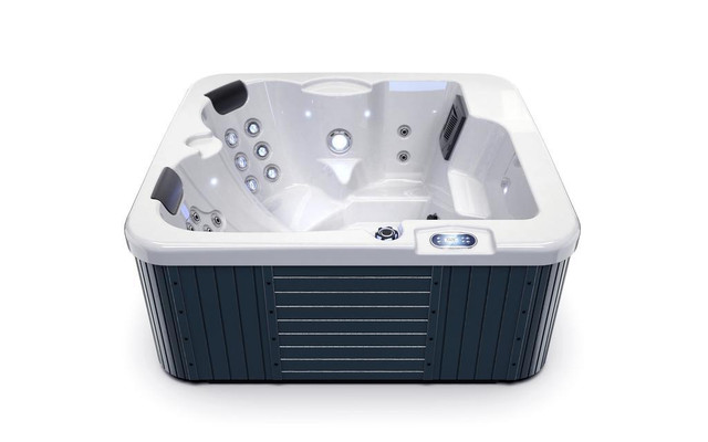 NEW COMPLETE 3 PERSON SPA HOT TUB PACKAGE 1124230 in Other in Regina