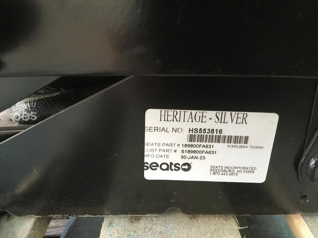 (SEATS / SIEGE)  INTERNATIONAL 9900 -Stock Number: H-7079 in Auto Body Parts in Saskatchewan - Image 4