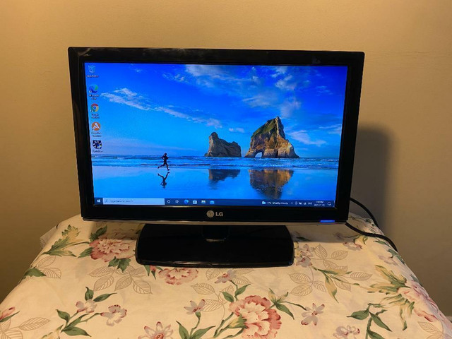 Used 19 LCD TV /Monitor with  HDMI for Sale, Can deliver in Monitors in Hamilton