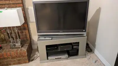 ONLINE AUCTION: Sony tv and stand