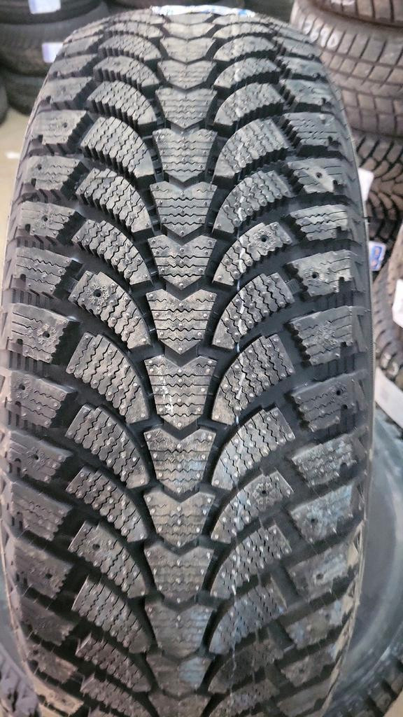 4 pneus dhiver neufs P235/65R17 104S Maxtrek Trek M900 ice in Tires & Rims in Québec City - Image 2