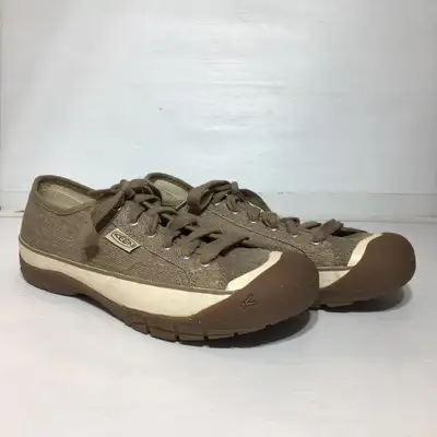 Size: Women's US 10 Approx. $120 CAD New Very nice walking shoes for women, made by Keen. They are V...