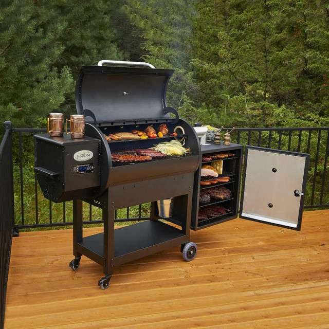Louisiana Grills® LG900C1 Champion Wood Pellet Grill with Smoke Box & Front Shelf dans BBQ et cuisine en plein air - Image 3