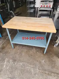 Non-negotiable Table en acier avec dessus en bois 30”x48”x34.5”. Steel table with wood top.