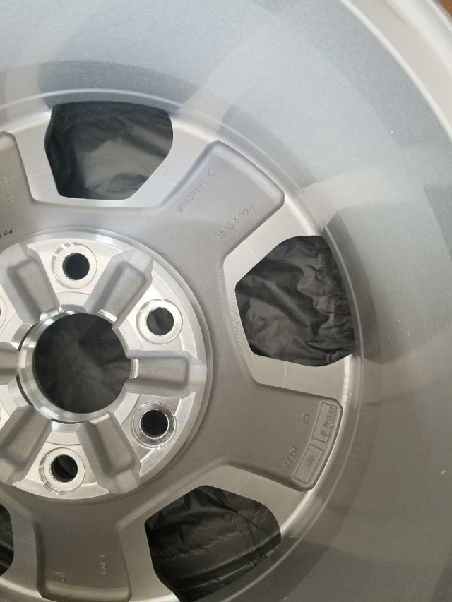 ONE ONLY. NOT FOUR      BRAND  NEW  IN BOX  CHEVY SILVERADO FACTORY OEM  18 INCH  ALLOY WHEEL .ONE ONLY.NO CENTER CAP in Tires & Rims in Ontario - Image 3