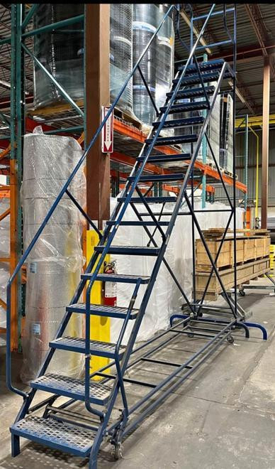 Escalier Mobile AGF 16 marches 12 pieds plateforme in Other Business & Industrial in Québec