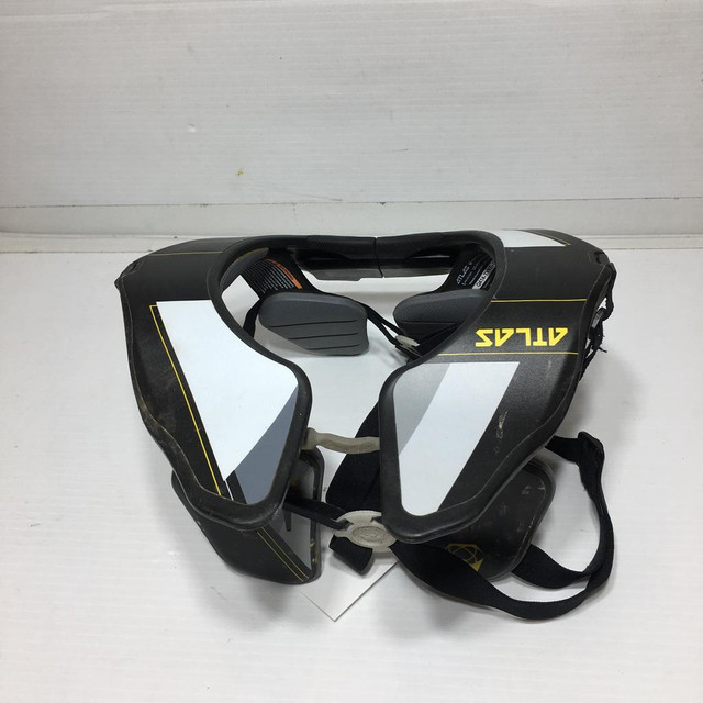 Atlas Neck Brace - Size Youth - Pre-Owned - Q81TT6 in Motorcycle Parts & Accessories in Calgary - Image 2