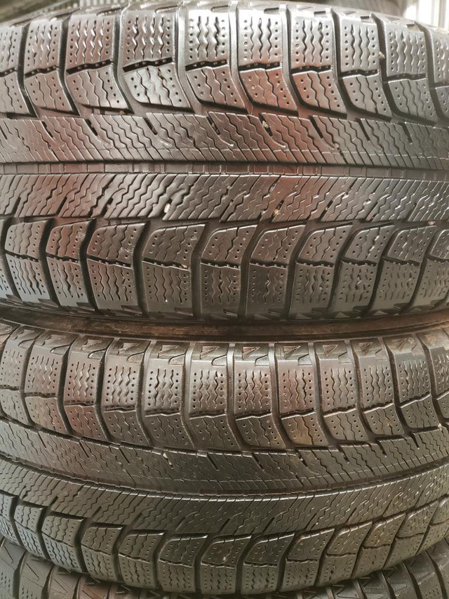 (DH107) 2 Pneus Hiver - 2 Winter Tires 205-70-15 Michelin 6-7/32 in Tires & Rims in Greater Montréal