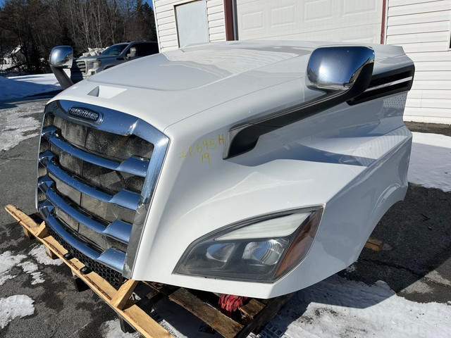 2019 - Freightliner New Cascadia - Hood in Heavy Equipment Parts & Accessories
