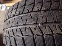 2 pneus d hiver 255/35r18 Bridgestone en très bon état
