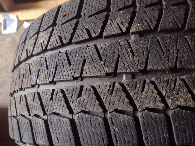 2 pneus d hiver 255/35r18 Bridgestone en très bon état in Tires & Rims in Lévis