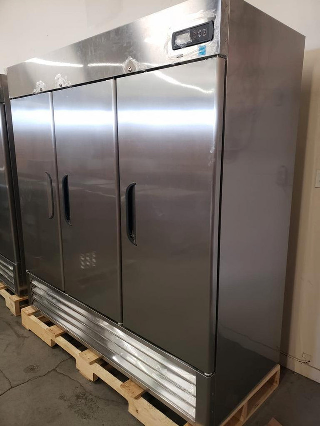 Commercial Triple Solid Door 81 Wide Stainless Steel Refrigerator dans Autres équipements commerciaux et industriels - Image 2