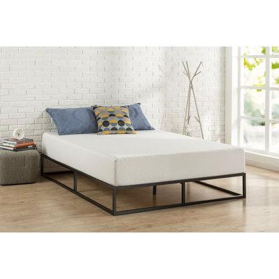Latitude Run® Très grande base de lit très grande taille moderne en métal avec lattes en bois in Beds & Mattresses in Québec