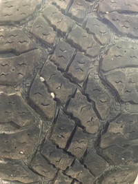 2 pneus dété LT275/65R18 123/120Q Goodyear Wrangler Duratrac 40.5% dusure, mesure 8-11/32