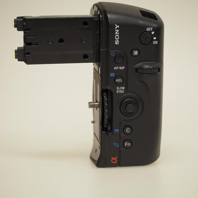 Sony Vertical Grip (USED ID:A-405 JL) in Cameras & Camcorders - Image 3