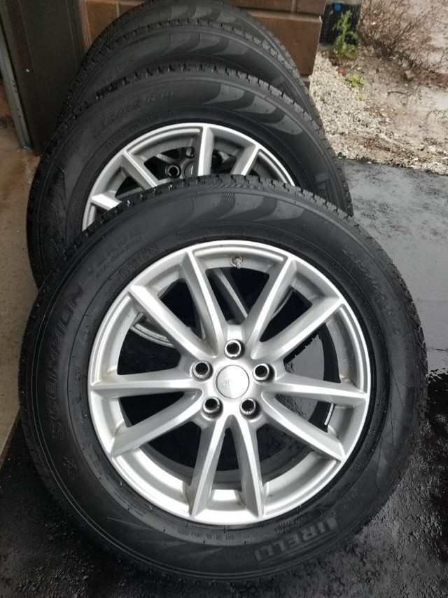 BRAND NEW TAKE OFF 2018 LAND ROVER FACTORY OEM 19 INCH ALLOY WHEELS WITH HIGH PERFORMANCE PIRELLI  235 / 65 / 19  TIRES in Tires & Rims in Ontario
