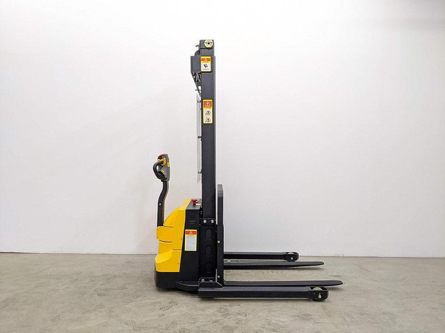 HOC ESC15M33 ELECTRIC PALLET STACKER 1500 KG (3307 LB) 130 INCH CAPACITY + FREE SHIPPING NATION WIDE + 3 YEAR WARRANTY in Power Tools in Greater Montréal - Image 4