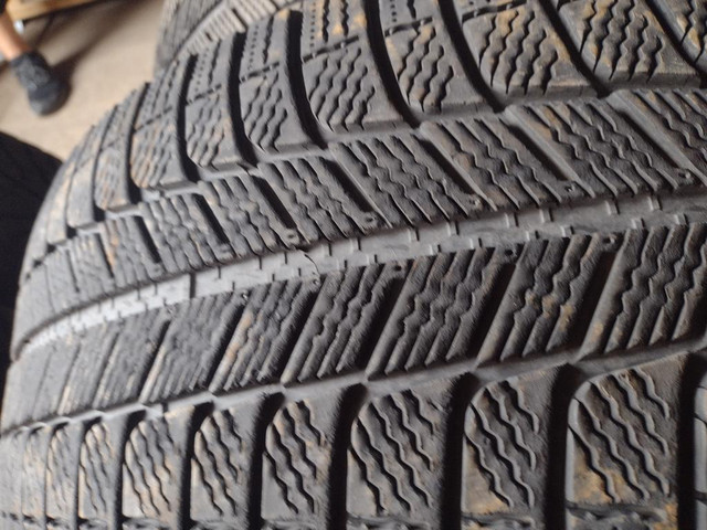2 pneus d hiver 245/45r18 Michelin en bon état in Tires & Rims in Lévis