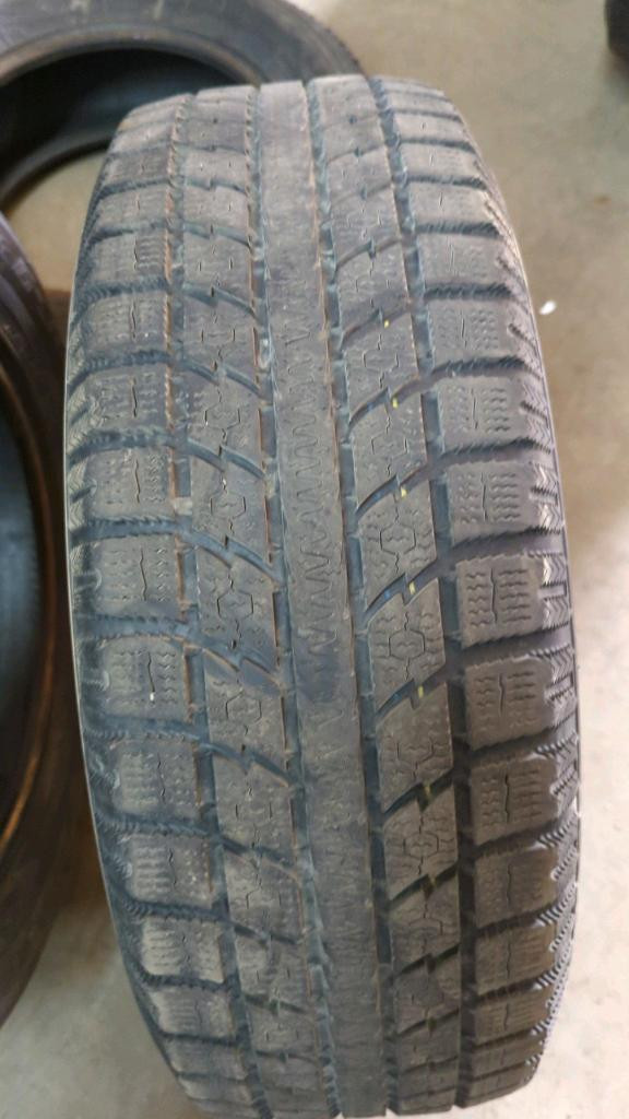2 pneus d'hiver P215/65R16 98T Toyo Observe GSi5 41.0% d'usure, mesure 7-7/32 in Tires & Rims in Québec City