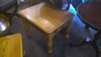 table de salon bois de chêne avec tiroir de coin (2), prix chacune