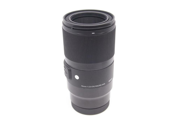 Used Sigma Art 70mm f/2.8 DG MACRO for L-Mount with Hood + Box   (ID-1067(DW))   BJ PHOTO in Cameras & Camcorders - Image 4