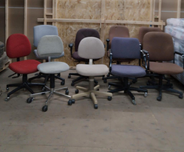 Chaise de bureau usagé in Desks in Québec - Image 2