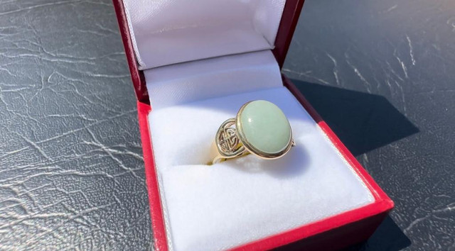 #311 - 14k Yellow Gold, 3.14ct Ovan Jadeite Ring, Size 6 - Hong Kong in Jewellery & Watches - Image 4