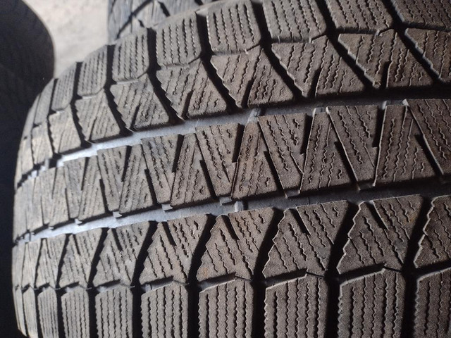 2 pneus d hiver 205/55r16 Bridgestone en bon état in Tires & Rims in Lévis