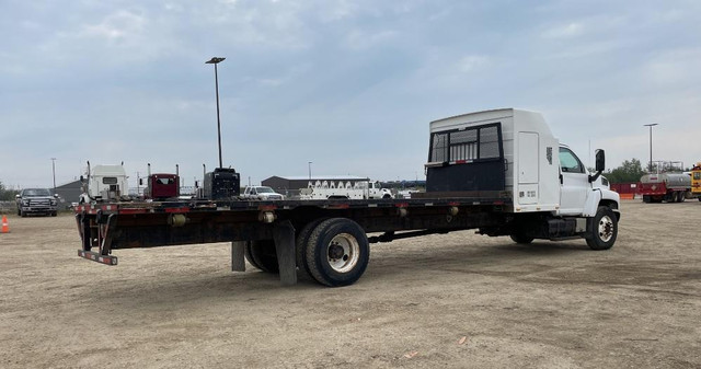 2005 GMC C7500 4x2 Sleeper Flatbed Truck Parting Out in Heavy Equipment Parts & Accessories in Alberta - Image 3
