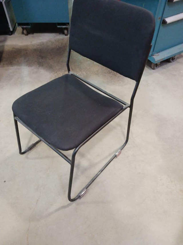 chaises empilables en materiel (noir) in Other in Québec - Image 2