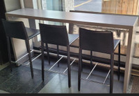Table de fenêtre de café ou bistro et chaises