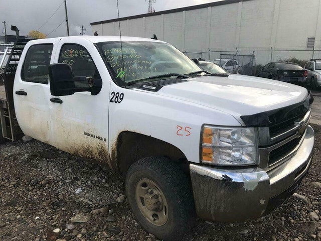 Parting out Chevrolet Silverado 2500HD with flat deck, ONLY 190K in Auto Body Parts in Calgary - Image 2