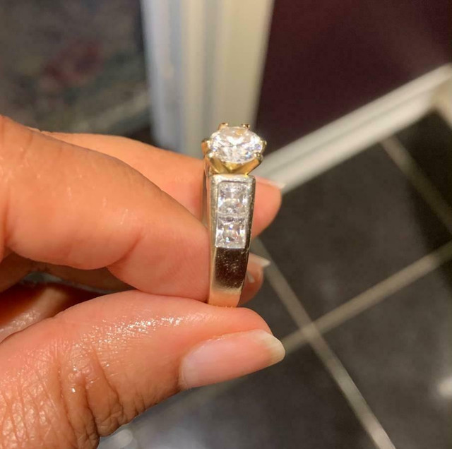 Cubic Zirconia and 14K Yellow Gold Engagement Ring (Size 8)  sparkling exactly as Natural Diamonds in Jewellery & Watches in Markham / York Region - Image 3