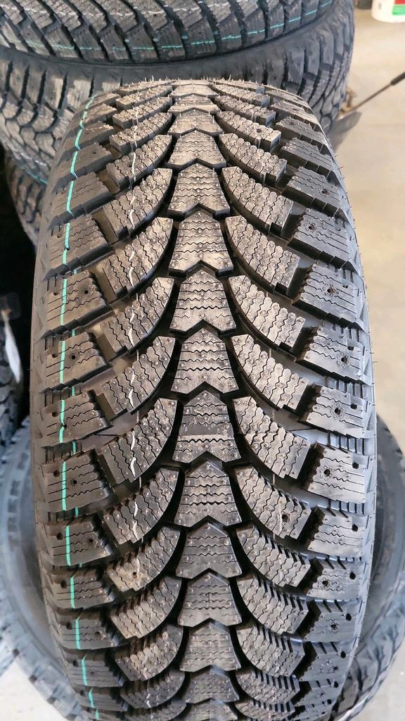 4 pneus dhiver neufs P225/50R17 98T Maxtrek Trek M900 ice in Tires & Rims in Québec City - Image 2