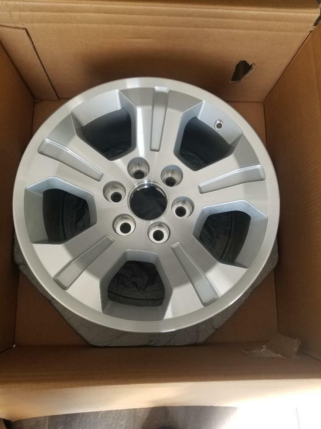 ONE ONLY. NOT FOUR      BRAND  NEW  IN BOX  CHEVY SILVERADO FACTORY OEM  18 INCH  ALLOY WHEEL .ONE ONLY.NO CENTER CAP in Tires & Rims in Ontario