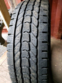 2 pneus d'hiver LT245/75/18 121/118R Firestone Winterforce LT 53.5% d'usure, mesure 9-8/32